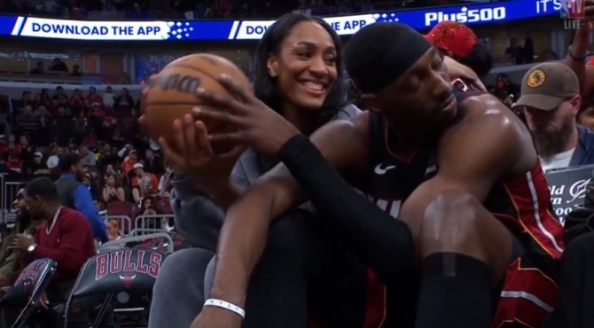 比赛还不开！阿德巴约场边与女友阿贾甜蜜互动 后者笑开颜