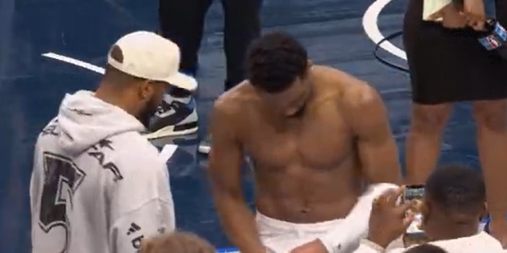 必发体育-一身腱子肉！米切尔赢球后心情大好 光膀子与NFL球星聊天