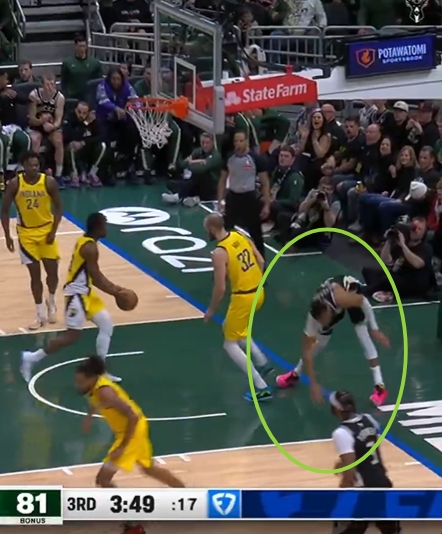 必发网页版-崴脚+膝盖过度伸展？字母哥扣篮落地失衡 捂着左腿缺战末节